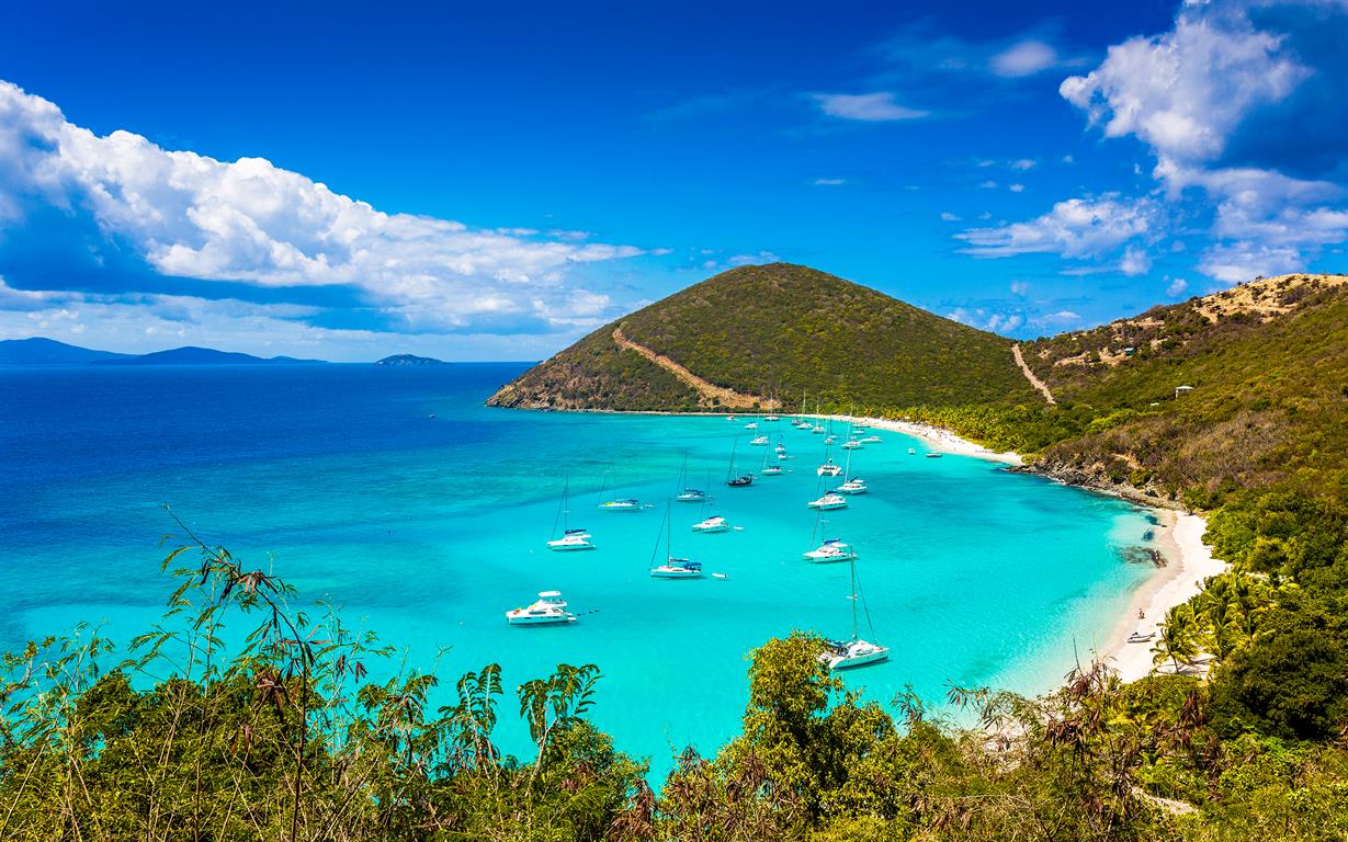 Le isole caraibiche sono da sempre meta prediletta per chi è in cerca di acque cristalline, ricchissimi fondali, miriadi di baie e insenature, 
lunghe spiagge di sabbia fina e una natura lussureggiante da togliere il fiato.